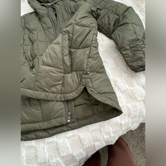 Gap Recycled puffer jacket in Olive green. EUC. Size M - Picture 3 of 6
